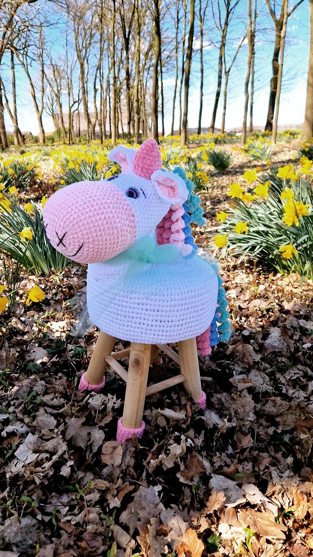 gehäkelter Hocker als Einhorn in der Natur