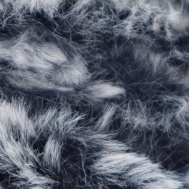 Rabbit Garn in Felloptik in blau grau Nahansicht