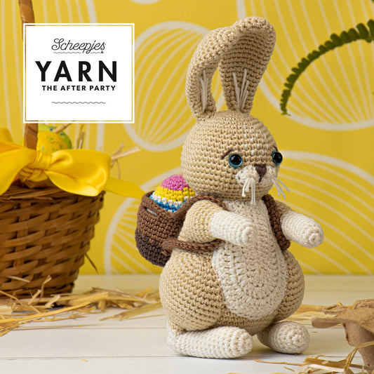 gehäkelter Osterhase mit einem Körbchen